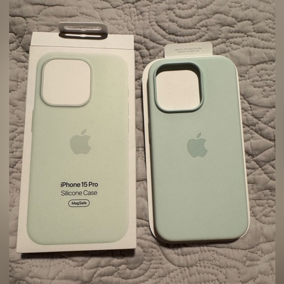 Apple iPhone 15 Pro Silicone Case Soft Mint - Picture 1 of 8